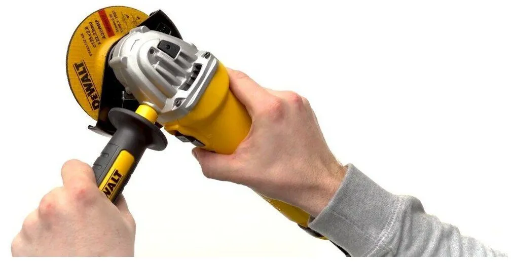 картинка Угловая шлифмашина DeWalt DWE4217 (DWE4217-QS) от магазина Охранных систем и видеонаблюдения