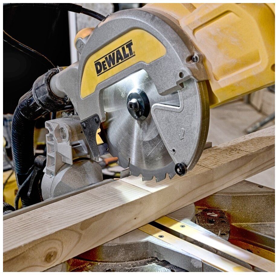 картинка Торцовочная пила DeWalt DWS777 (DWS777-QS) от магазина Охранных систем и видеонаблюдения