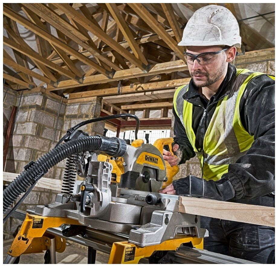 картинка Торцовочная пила DeWalt DWS777 (DWS777-QS) от магазина Охранных систем и видеонаблюдения