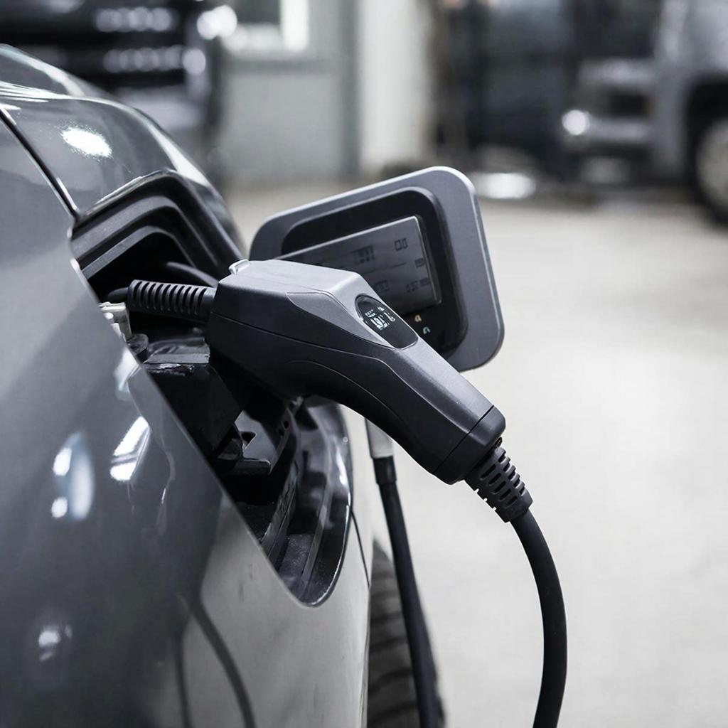 Топ-10 зарядных устройств для автомобильных АКБ — 2025