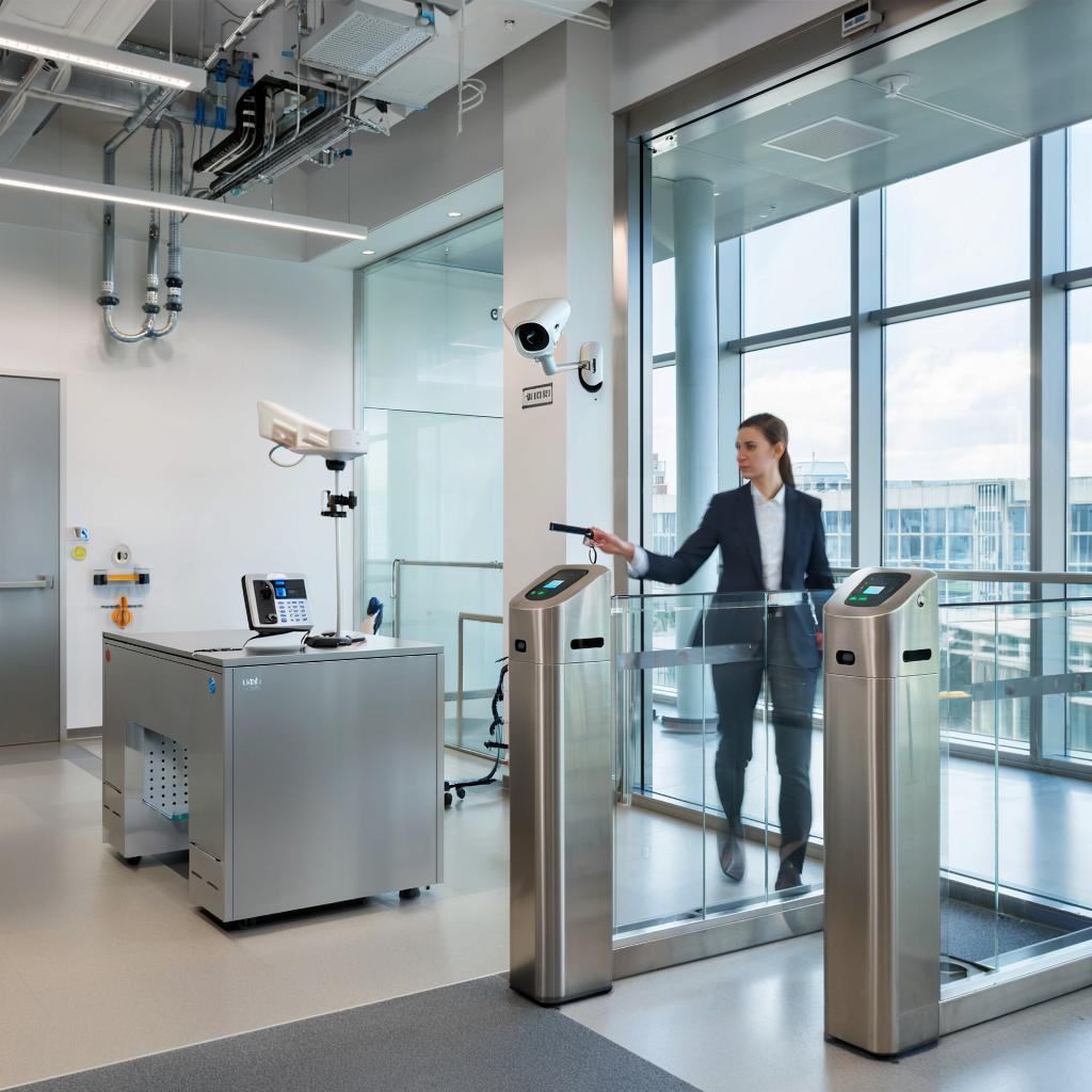 Универсальный домофон с картой доступа и турникетом: кейсы для бизнеса