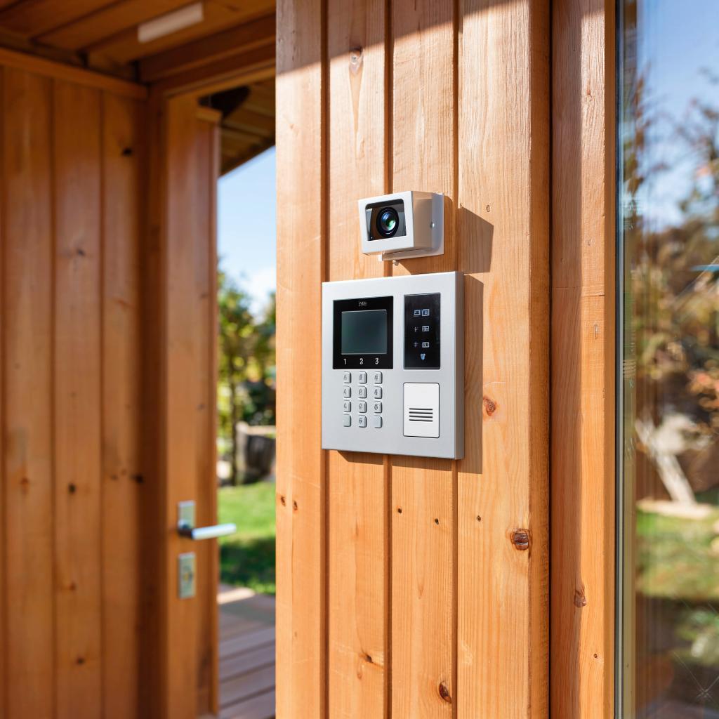 Обзор популярных моделей вызывных панелей для дачи